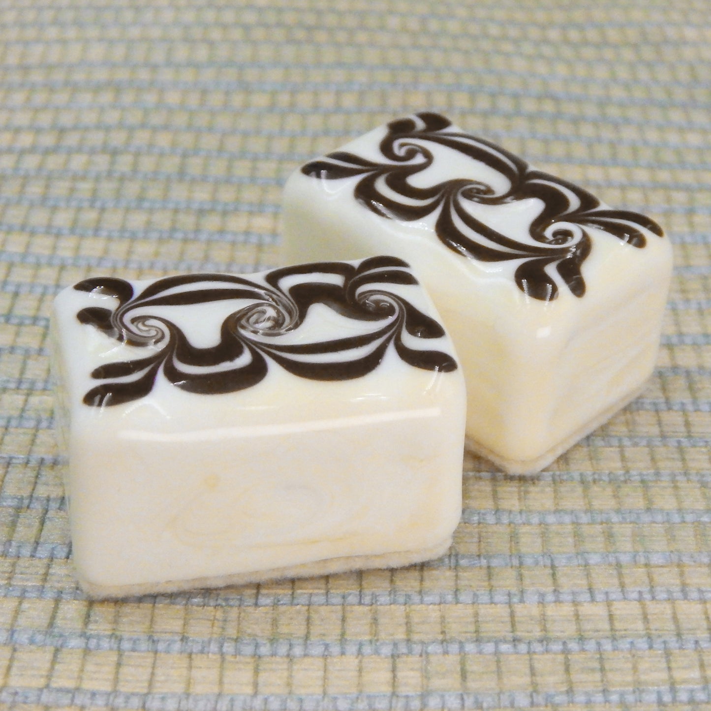 Chocolate/Vanilla Bar (18-023+)