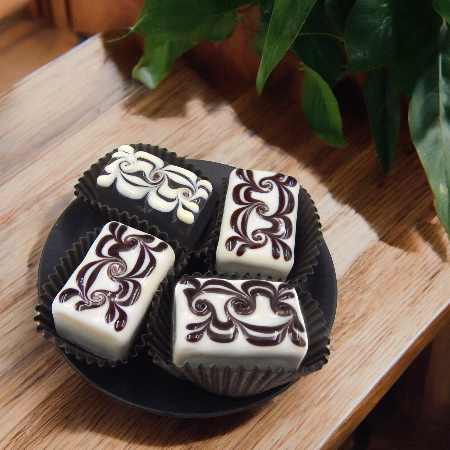 Chocolate/Vanilla Bar (18-023+)
