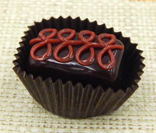 Chocolate Treat with Caramel Scroll Design (16-033CA)