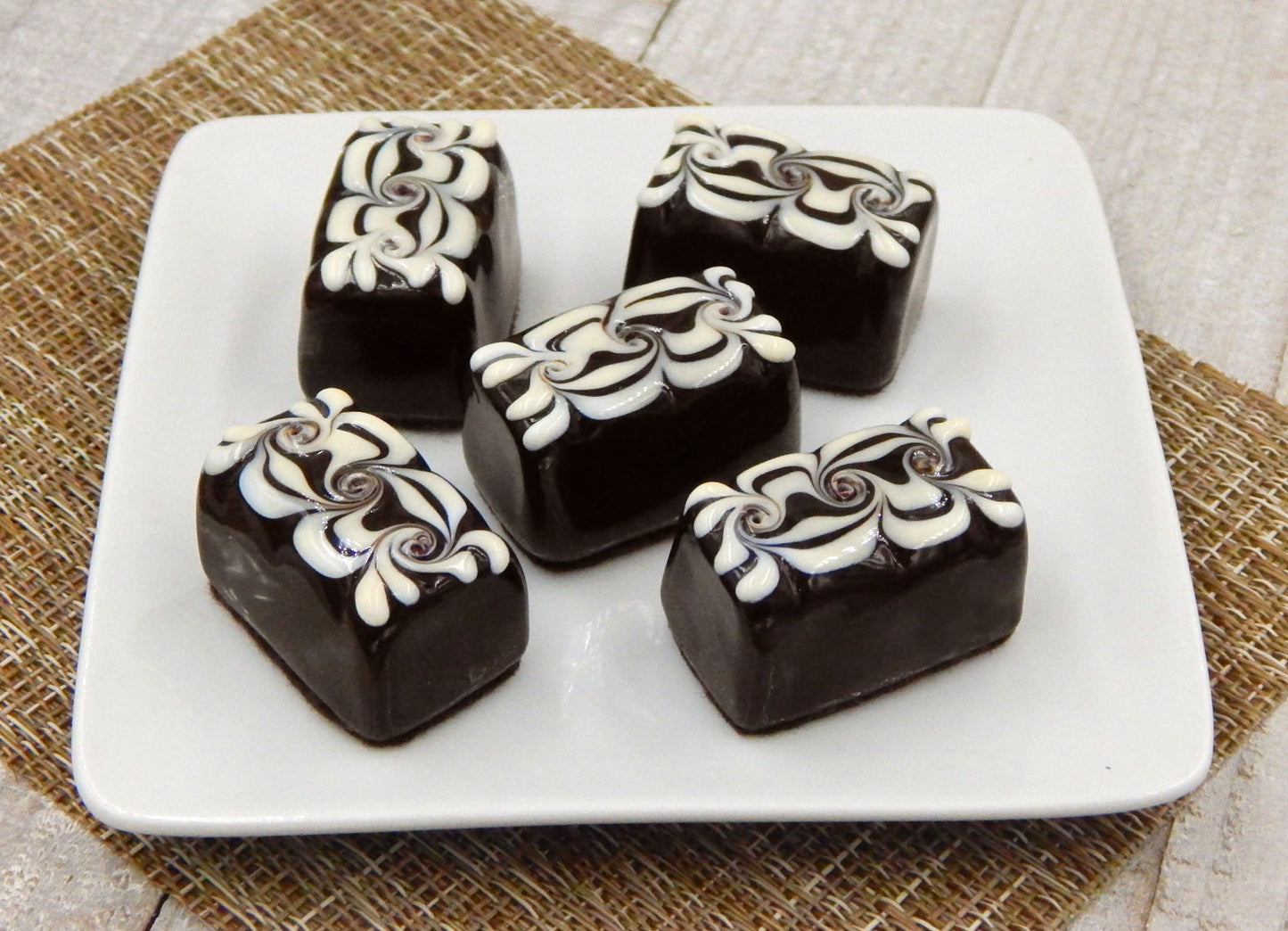 Chocolate/Vanilla Bar (18-023+)