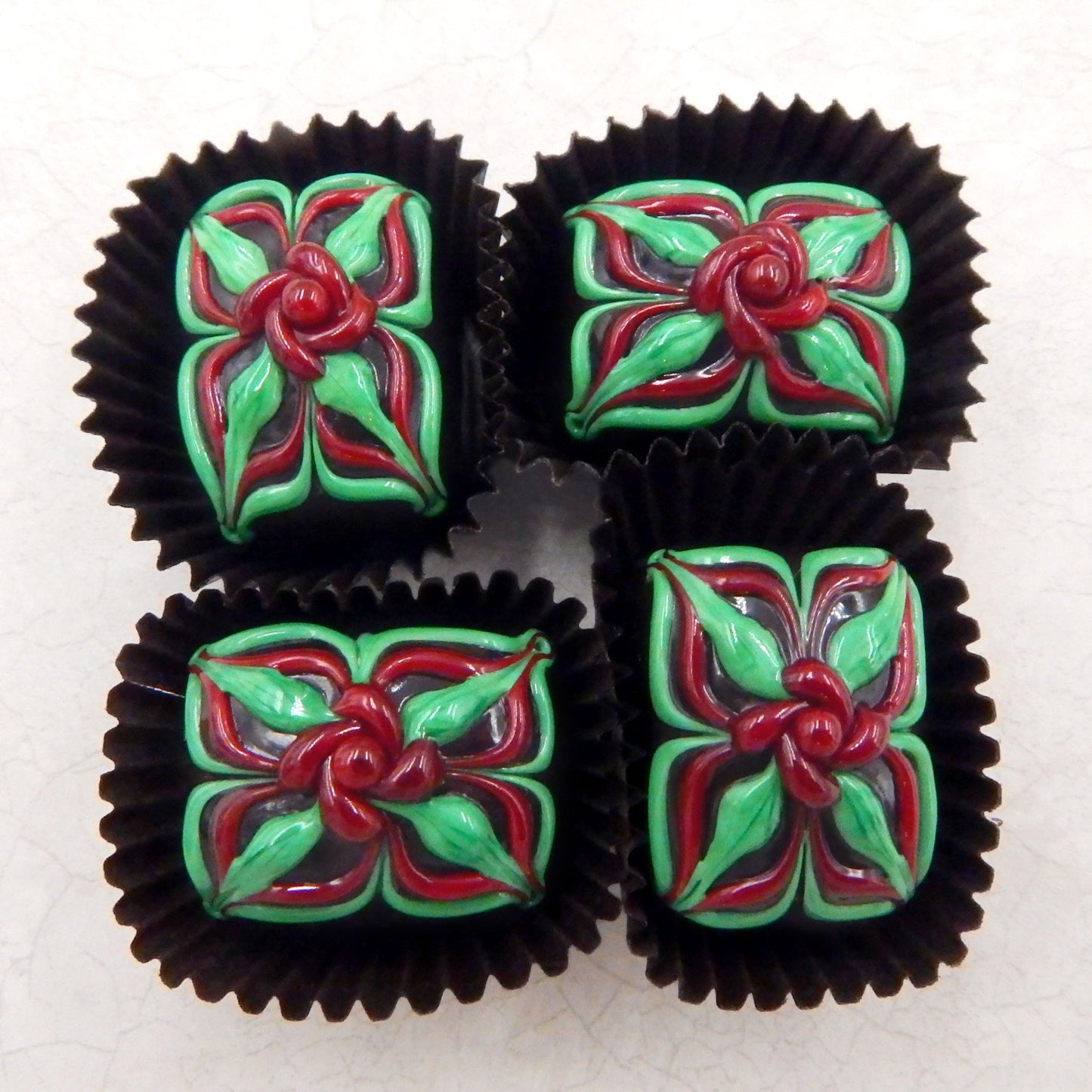 Cherry & Wintergreen Christmas Chocolate Treat (18-058+)