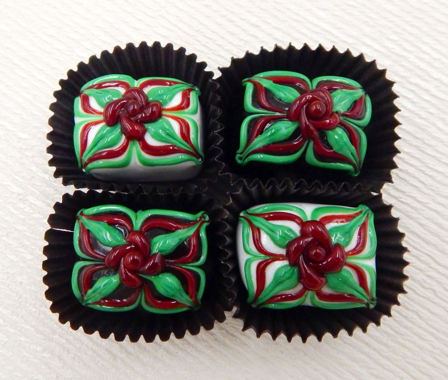 Cherry & Wintergreen Christmas Chocolate Treat (18-058+)