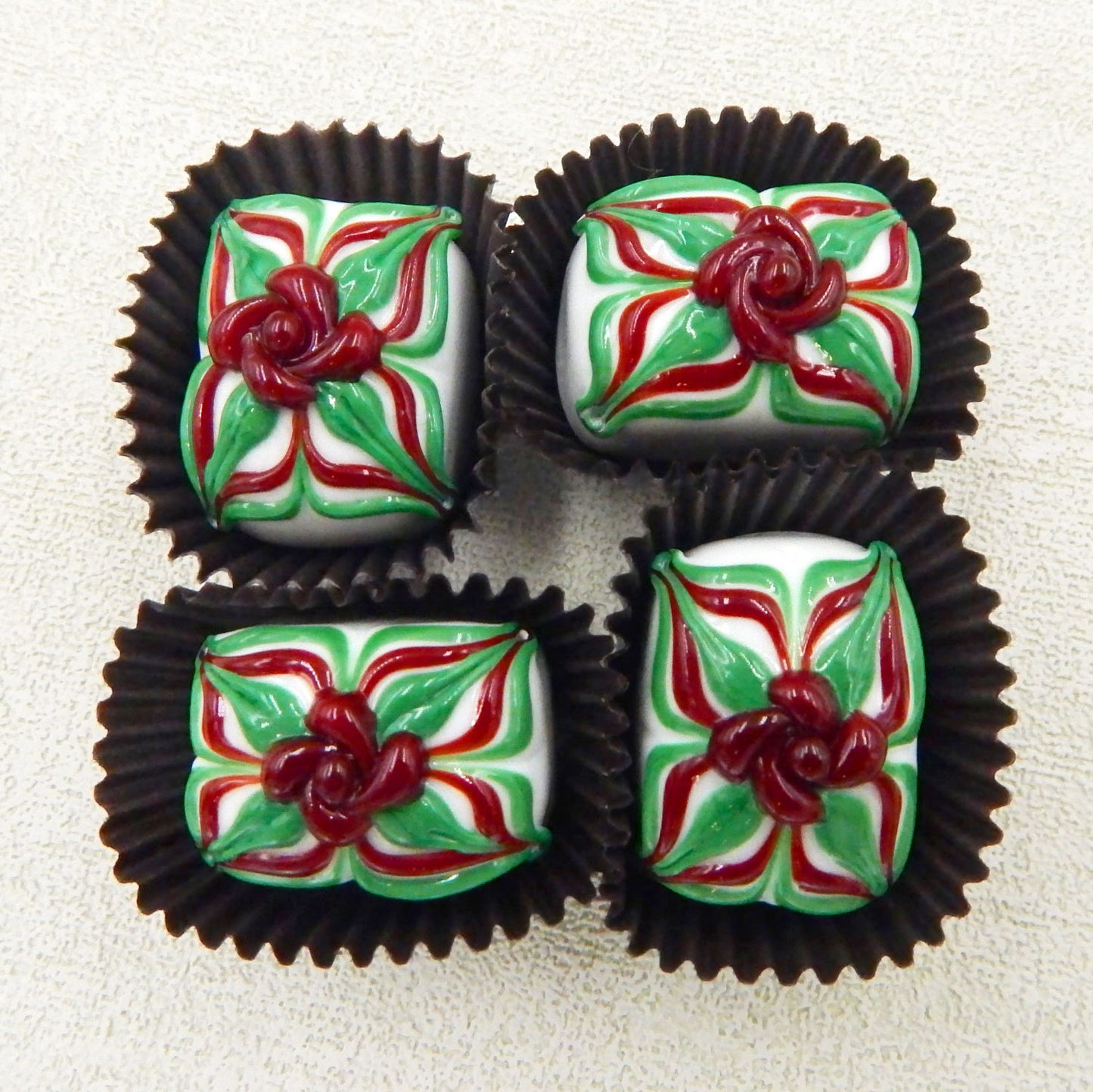 Cherry & Wintergreen Christmas Chocolate Treat (18-058+)
