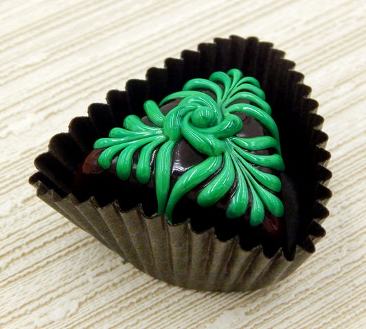 Chocolate Triangle Treat with Wintergreen Design (18-085CN)