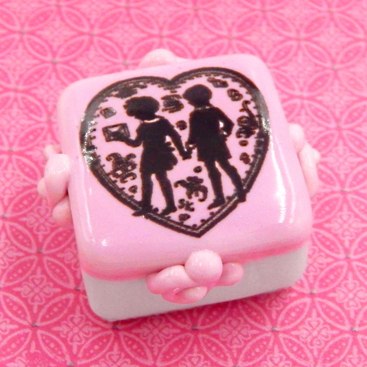 Box of 4 Valentine Glass Chocolates (BxR4-20800)