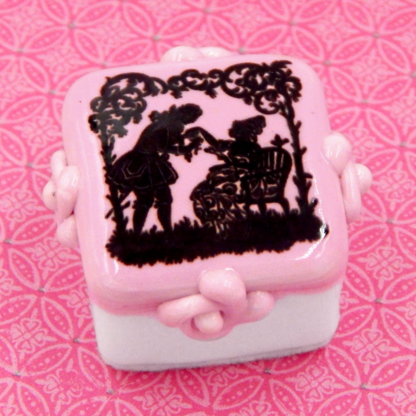 Box of 4 Valentine Glass Chocolates (BxR4-20800)