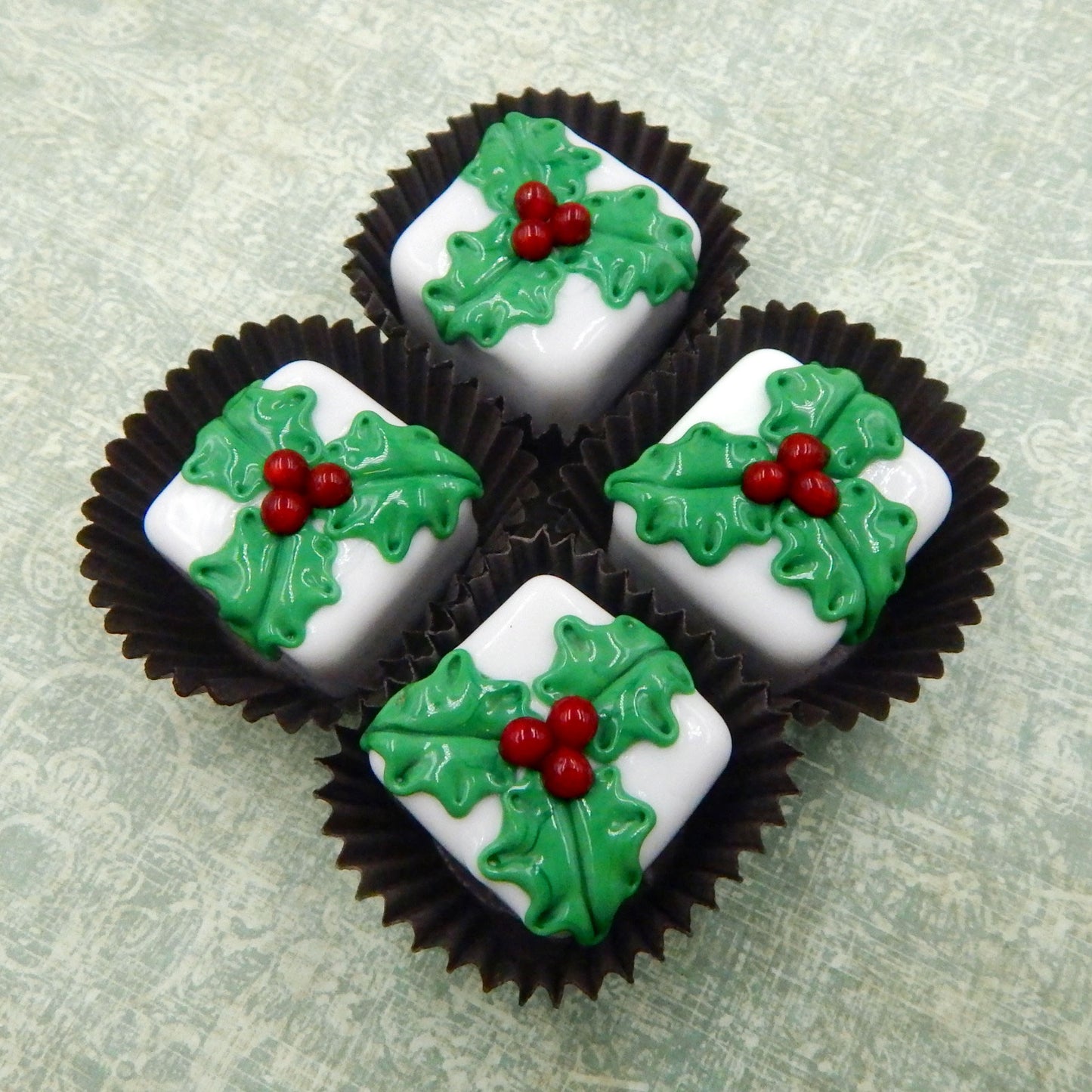 Christmas Holly Chocolate (22-024+)