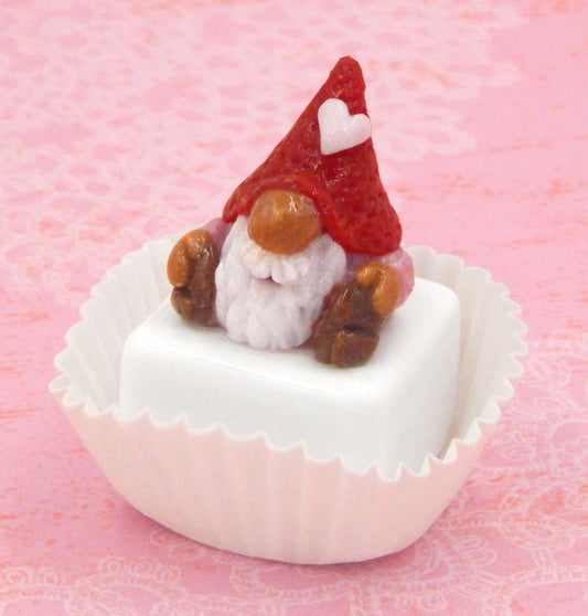 Valentine Gnome with Red Hat Petit Four (22-302W)