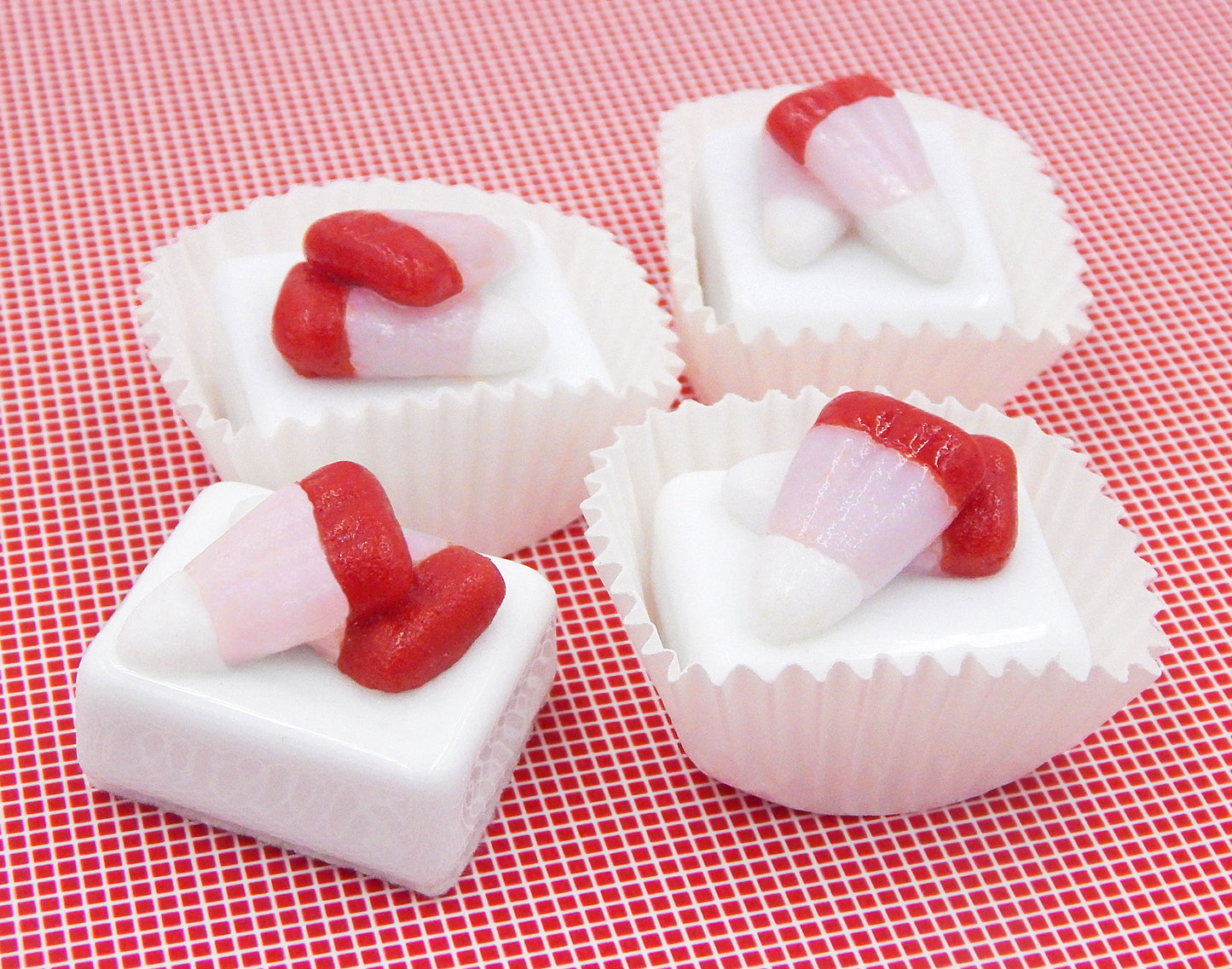 Valentine Candy Corn Collectible Art Glass Chocolate Treat (25-030WSH)