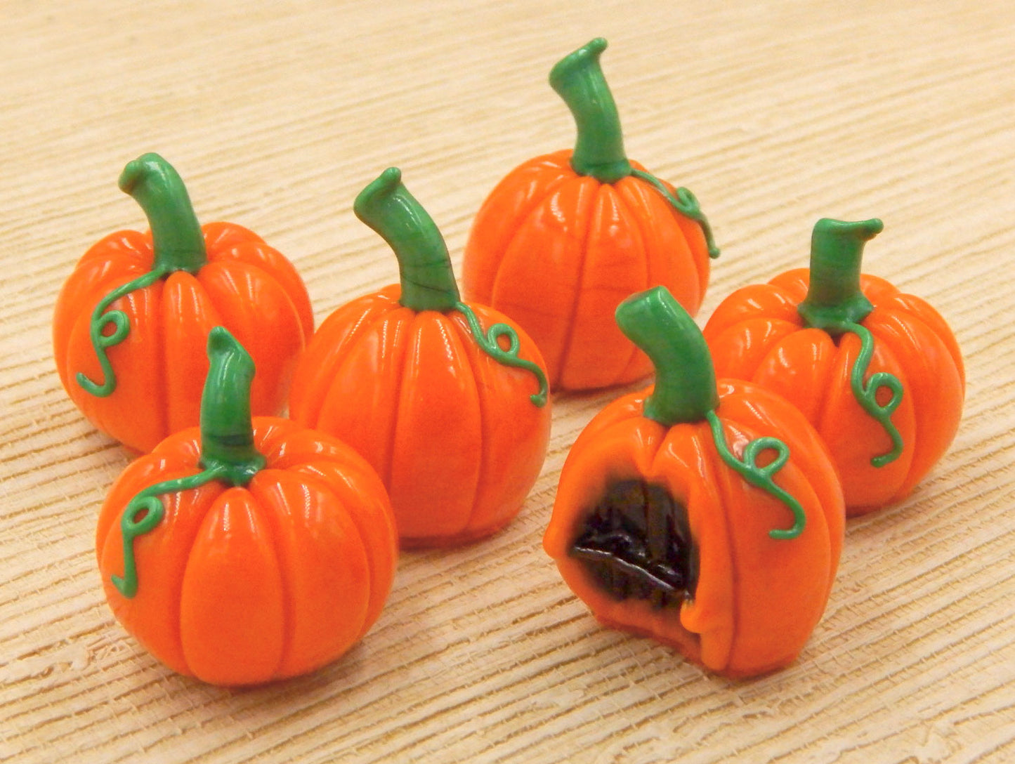 Bitten Pumpkin Treat with Dark Chocolate Filling (B25-037OC)