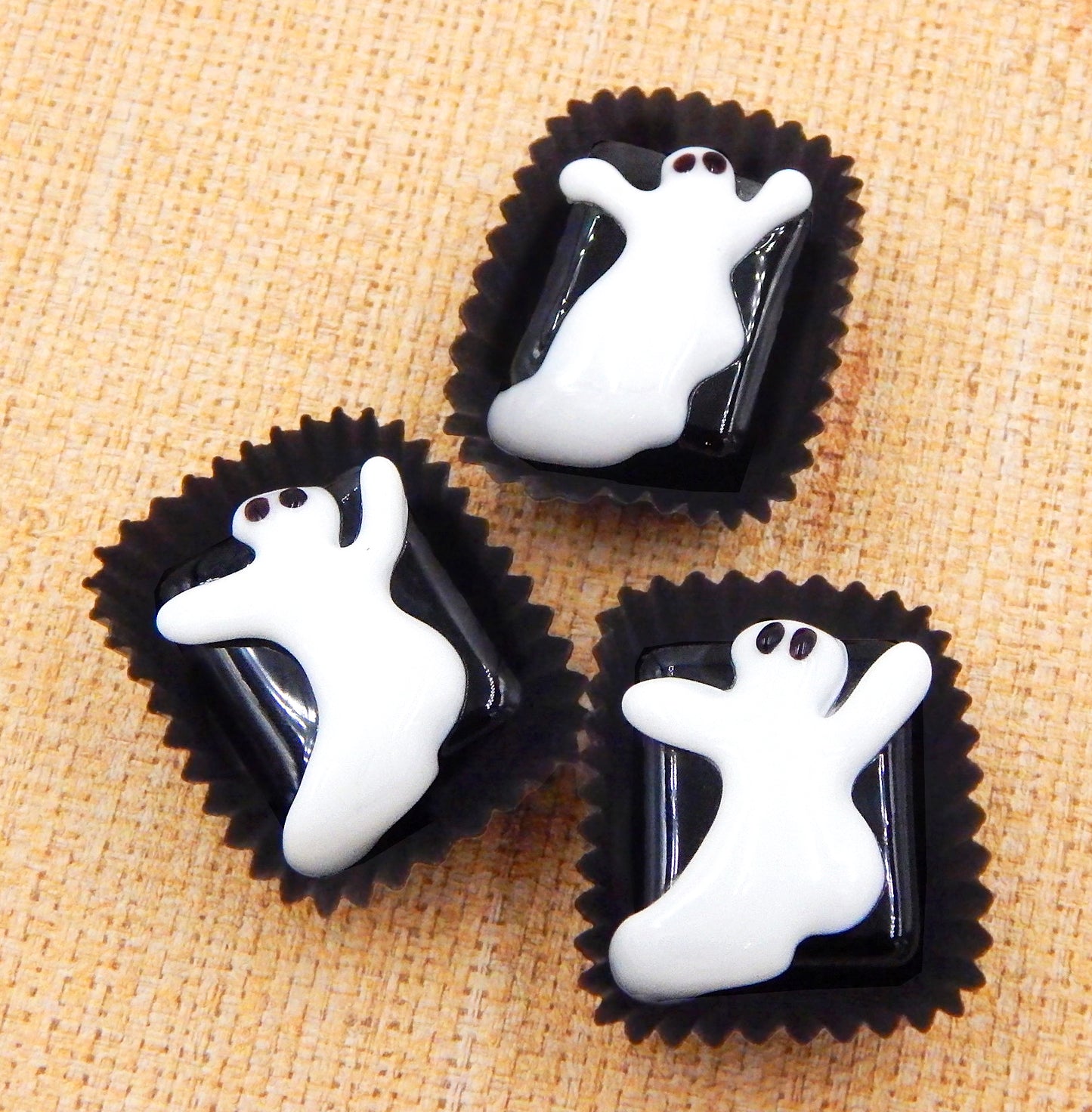 Licorice Chocolate with Spooky White Ghost (25-058KW)