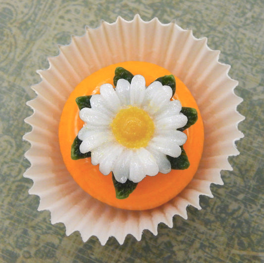 White Daisy atop a Mango Petit Four Chocolate (81-111G)