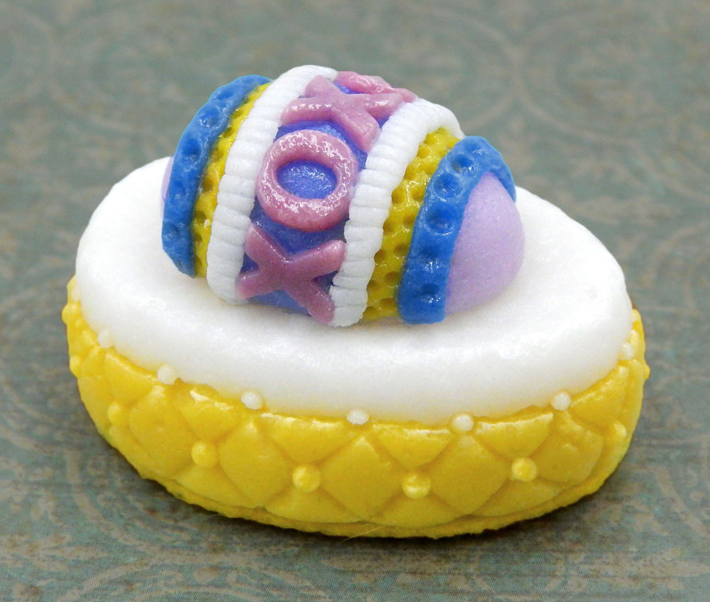 Easter Egg Petit Four with XOXO (84-105)