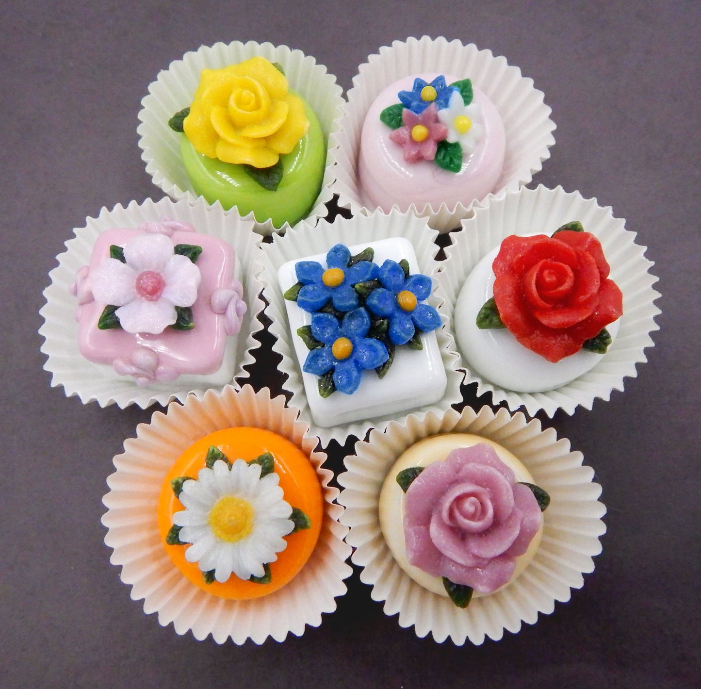White Daisy atop a Mango Petit Four Chocolate (81-111G)