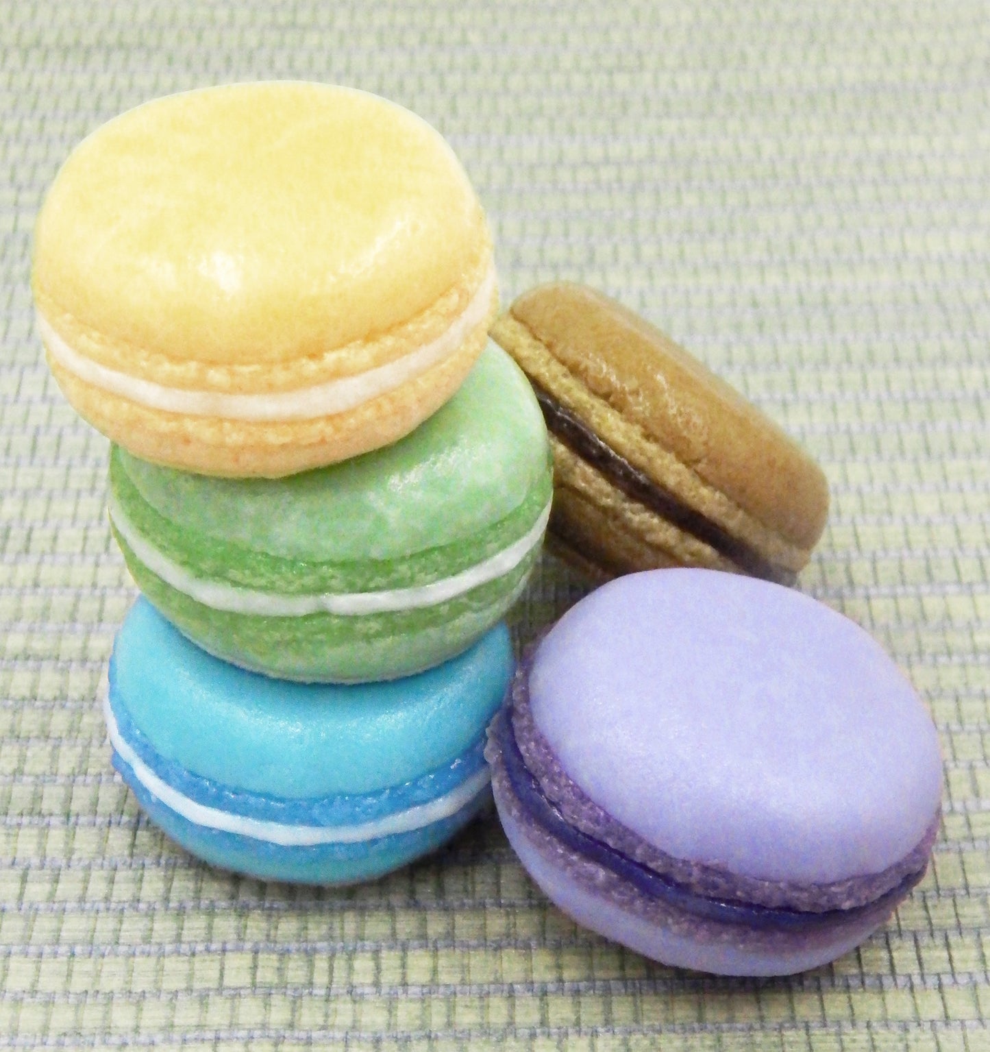 Banana Rum Macaron (MAC11-010+)