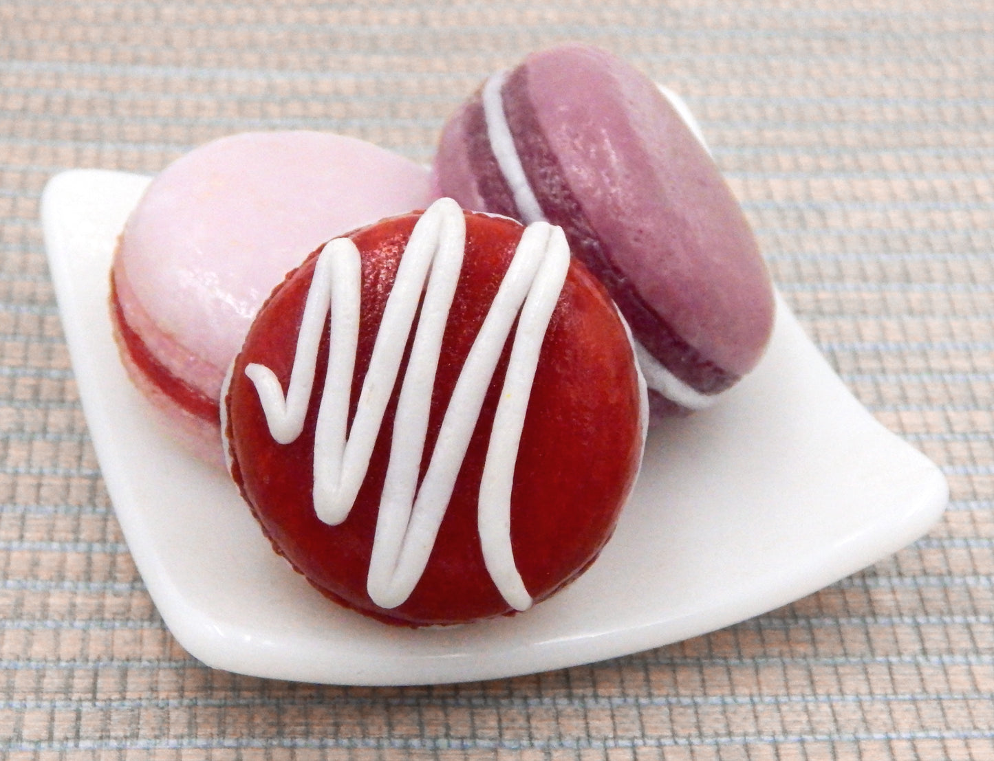 Red Velvet Macaron (MAC11-110+)