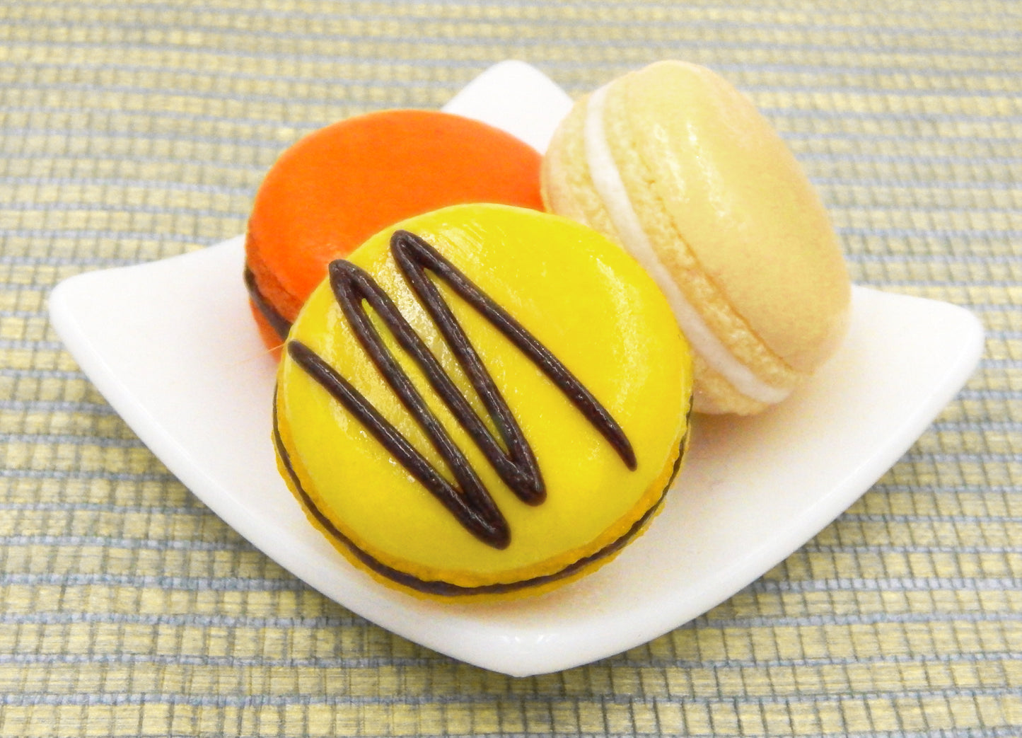 Banana Rum Macaron (MAC11-010+)