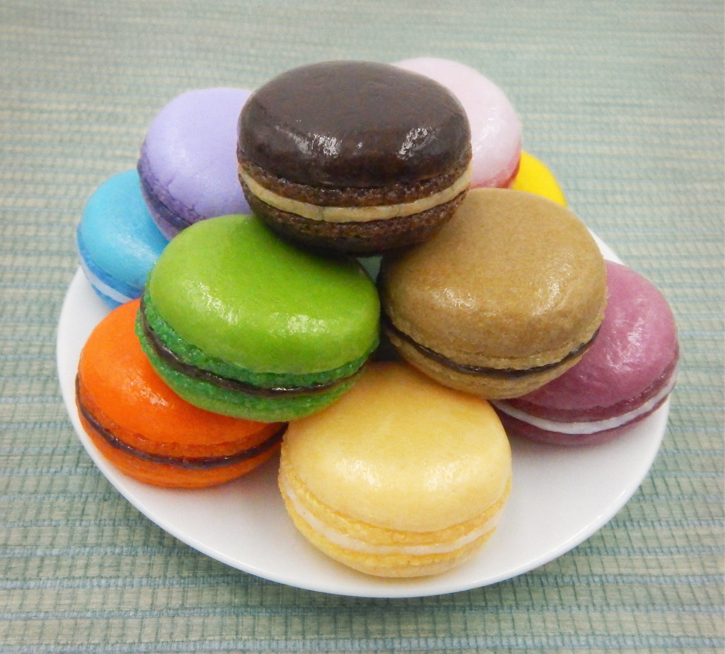 Banana Rum Macaron (MAC11-010+)