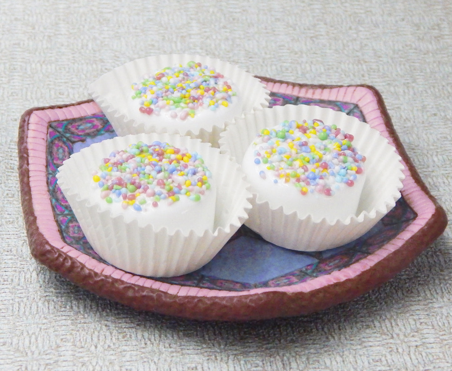 White Chocolate with Pastel Sprinkles (12-121WPstl)