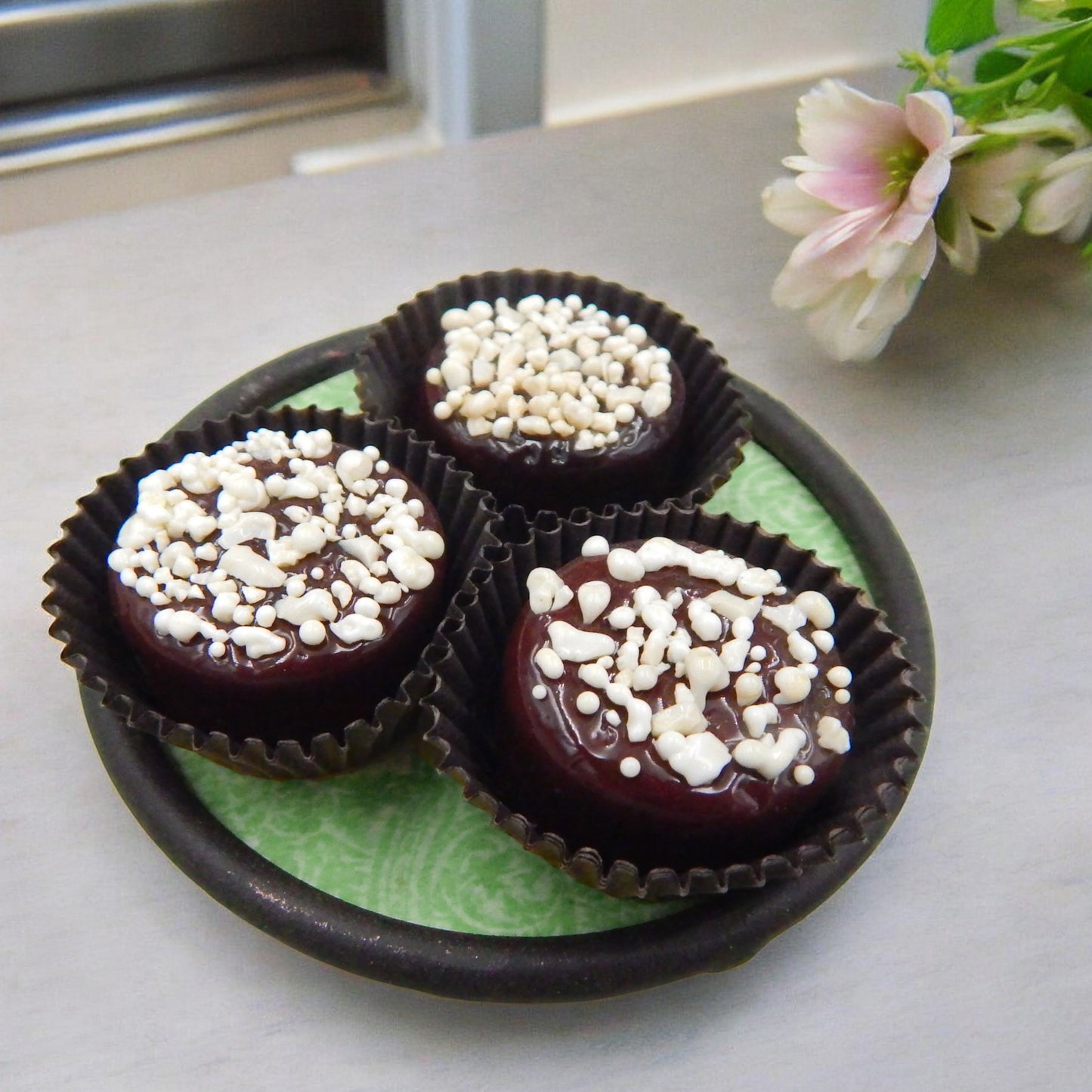 Chocolate Topped with Nuts (12-131CV)