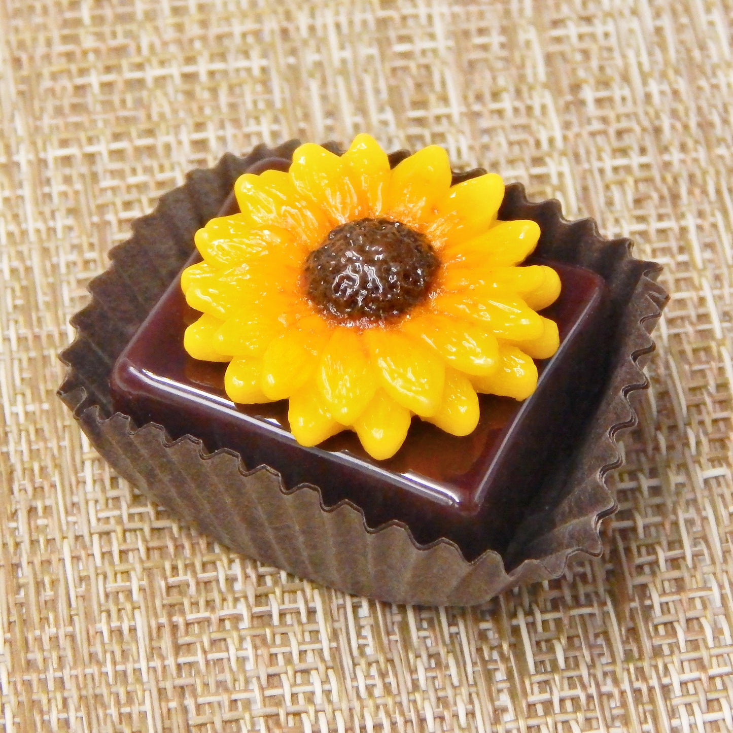 Sunflower Chocolate Petit Four  (81-125CL)