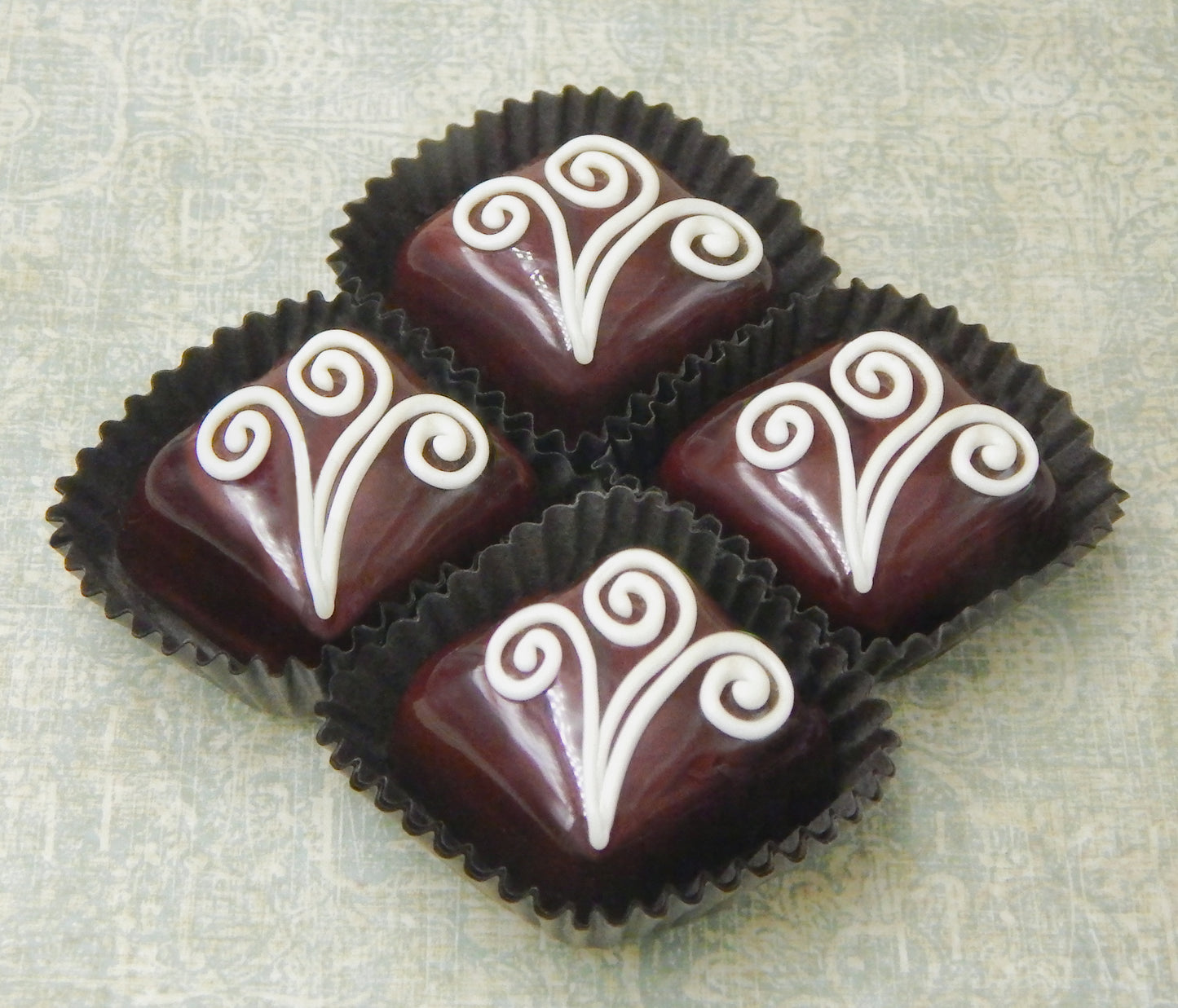 Chocolate Treats with Curls (16-105+)