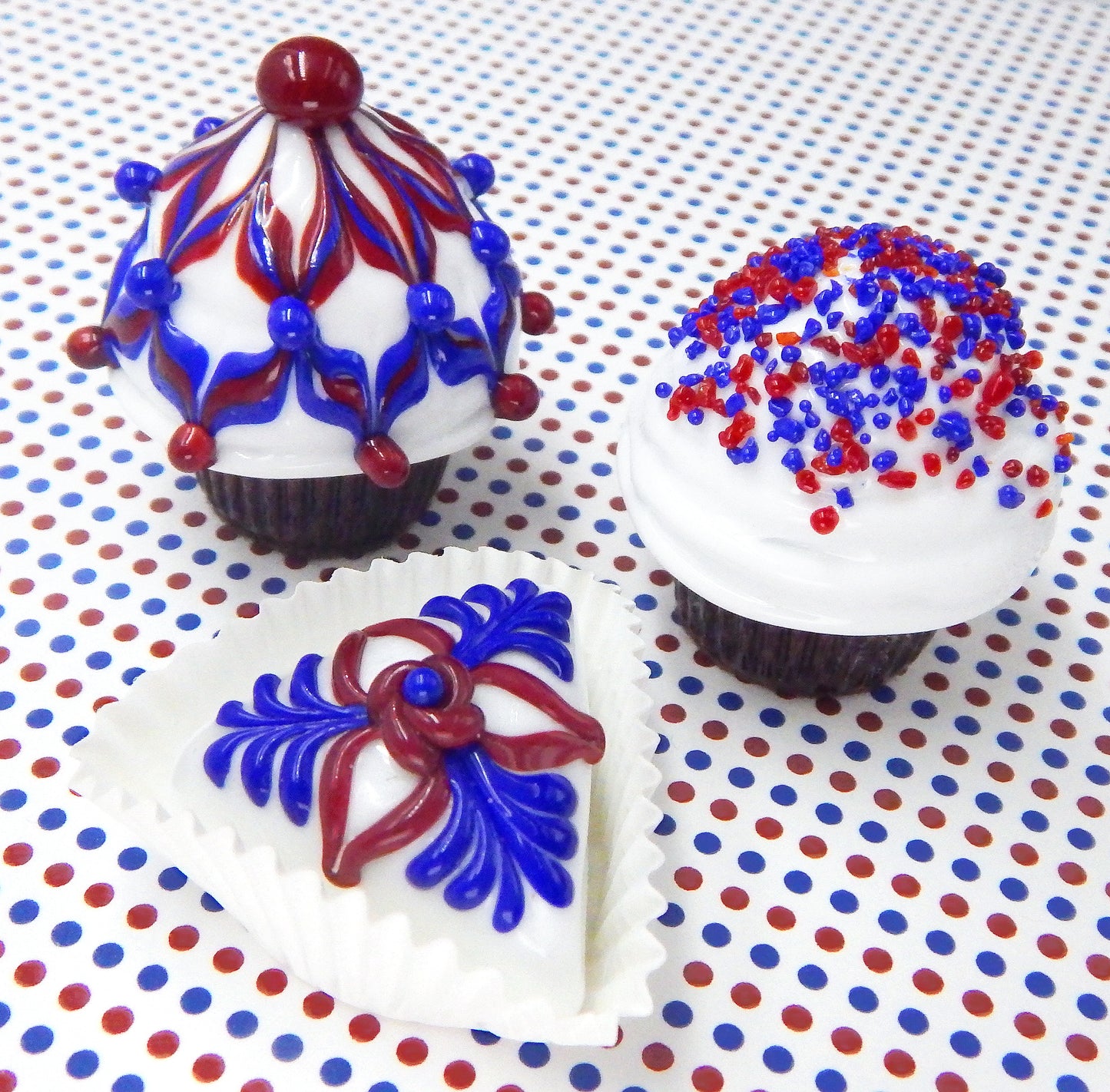 Patriotic Red, White & Blue Mini Art Glass Cupcake Truffle (27-306CWHE)