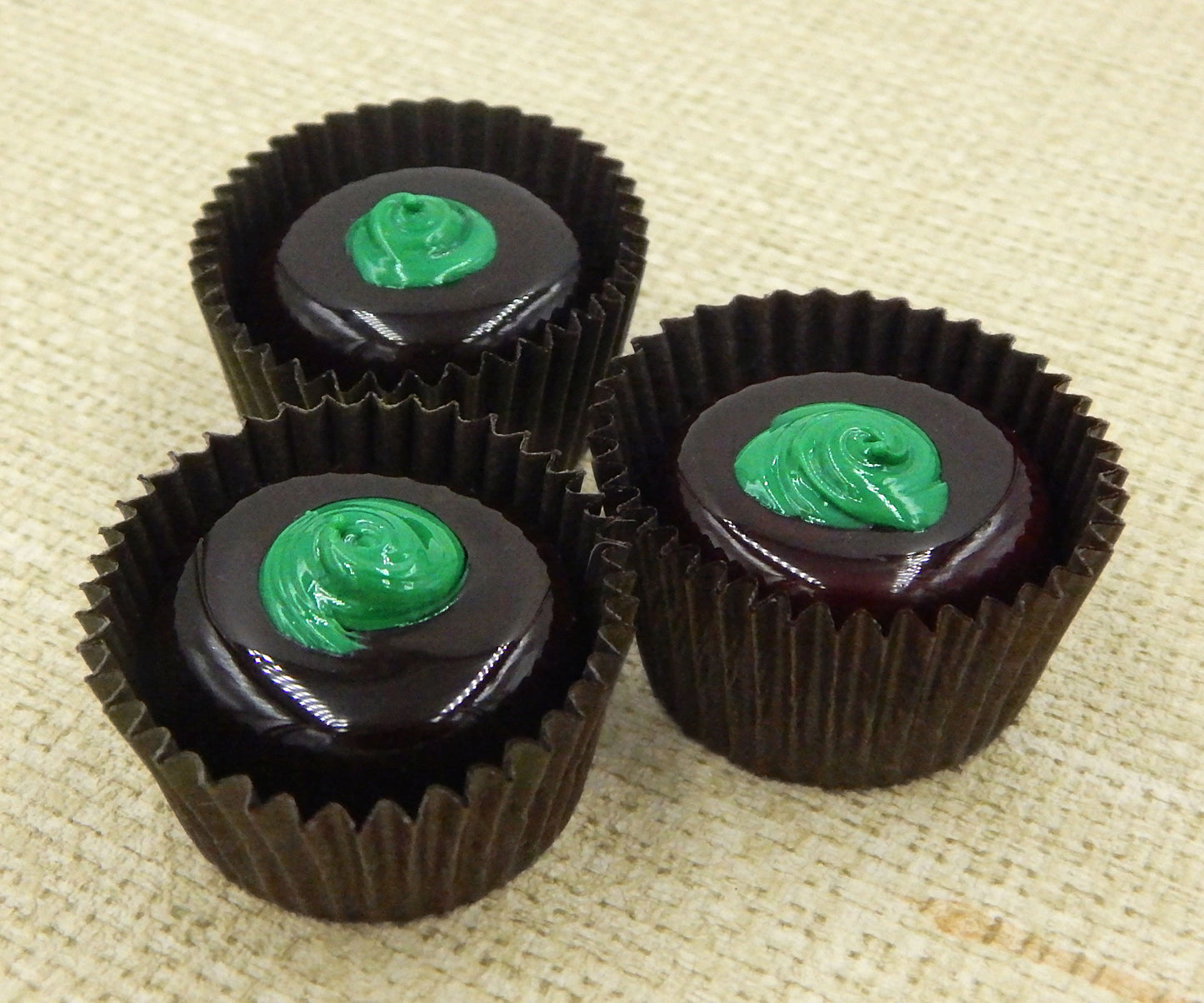 Chocolate with Wintergreen Dollop (11-081CN)