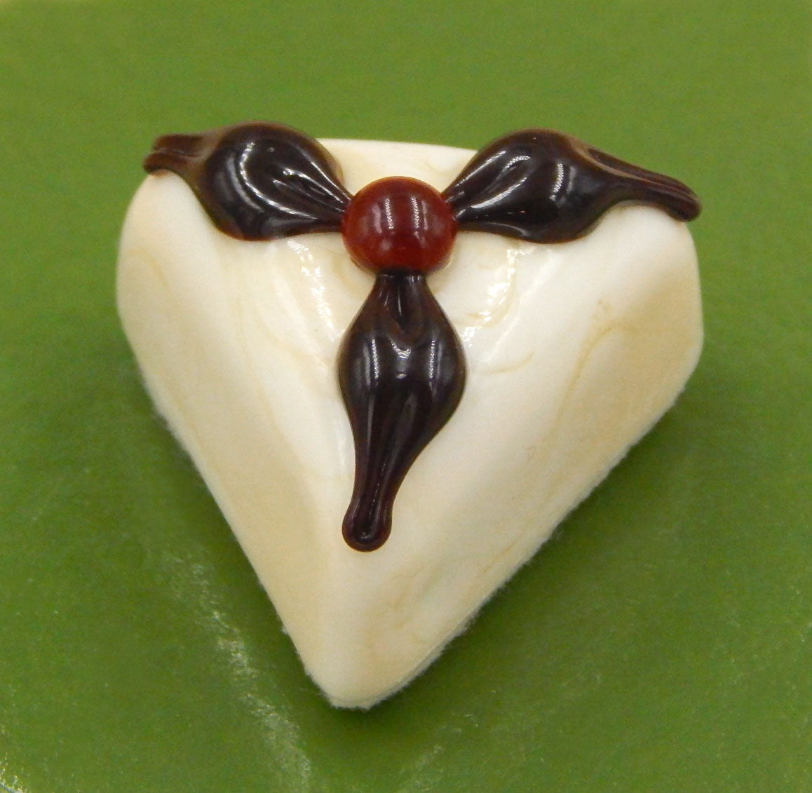 Vanilla and Chocolate Triangle Chocolate (13-085VCA)