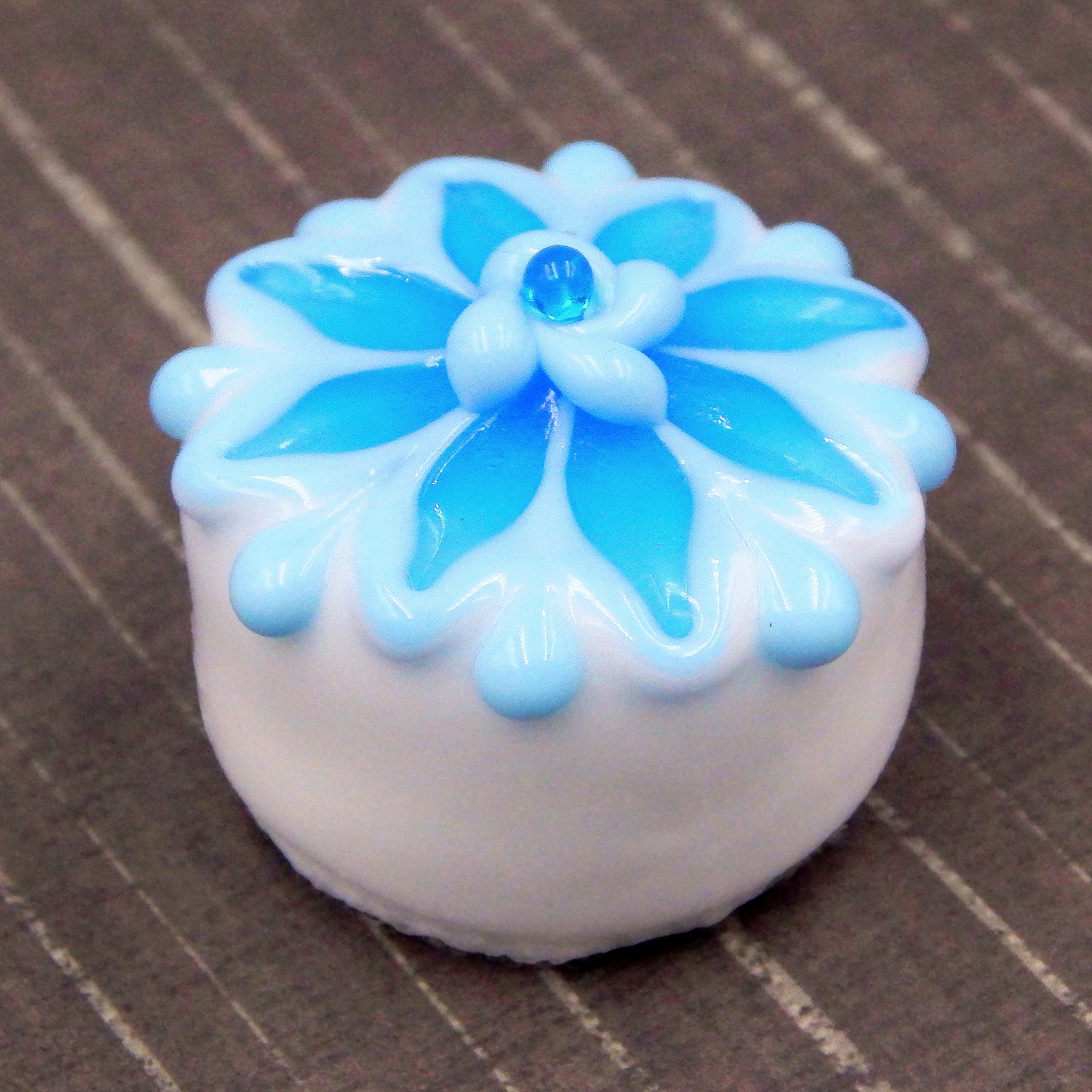 White Chocolate Treat with Berry Blue Starflower (15-071WBB)