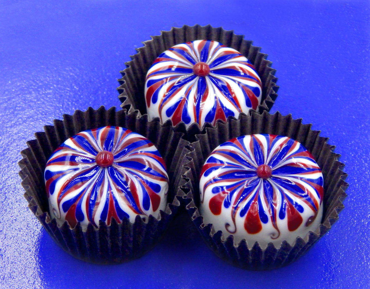 White Chocolate Treat with Patriotic Starflower Design (15-071WHE)