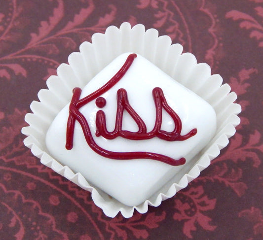 White Chocolate with Cherry Red "Kiss" (17-022WH)