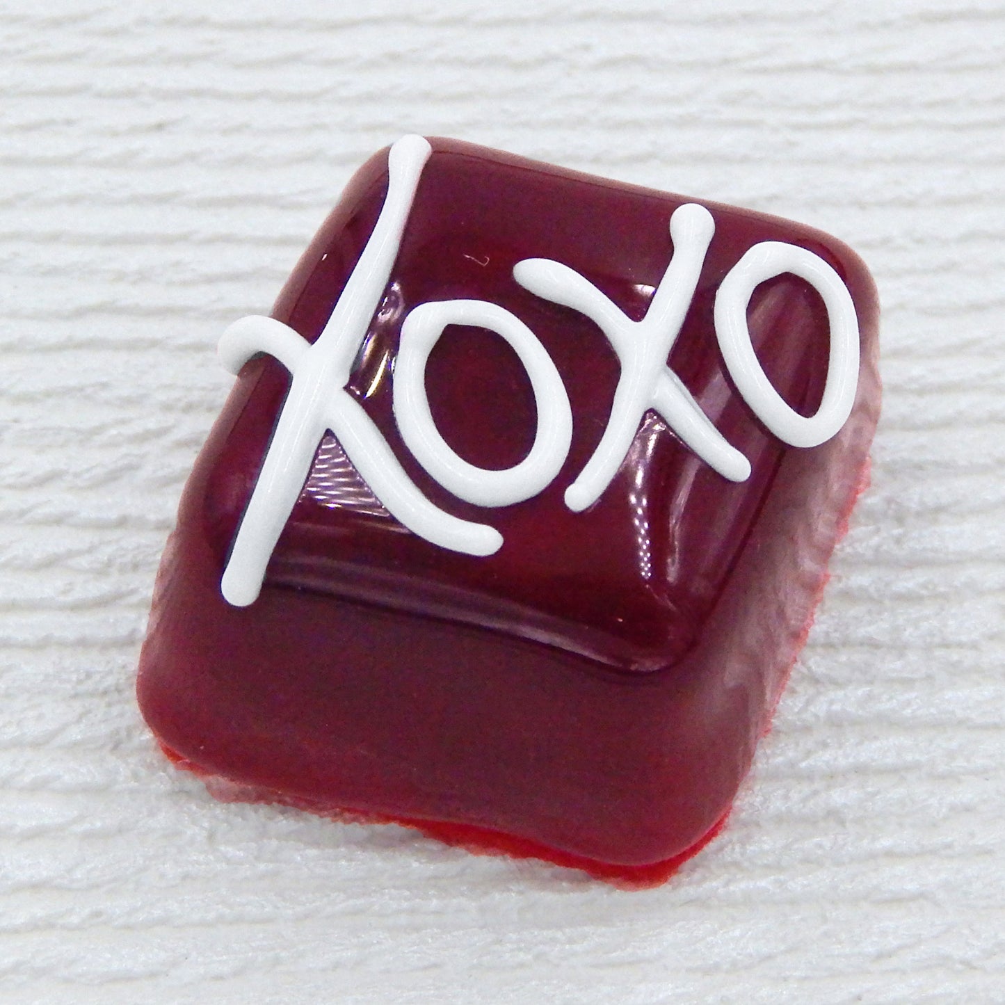 Cherry Red "XOXO" Chocolate (17-042HW)