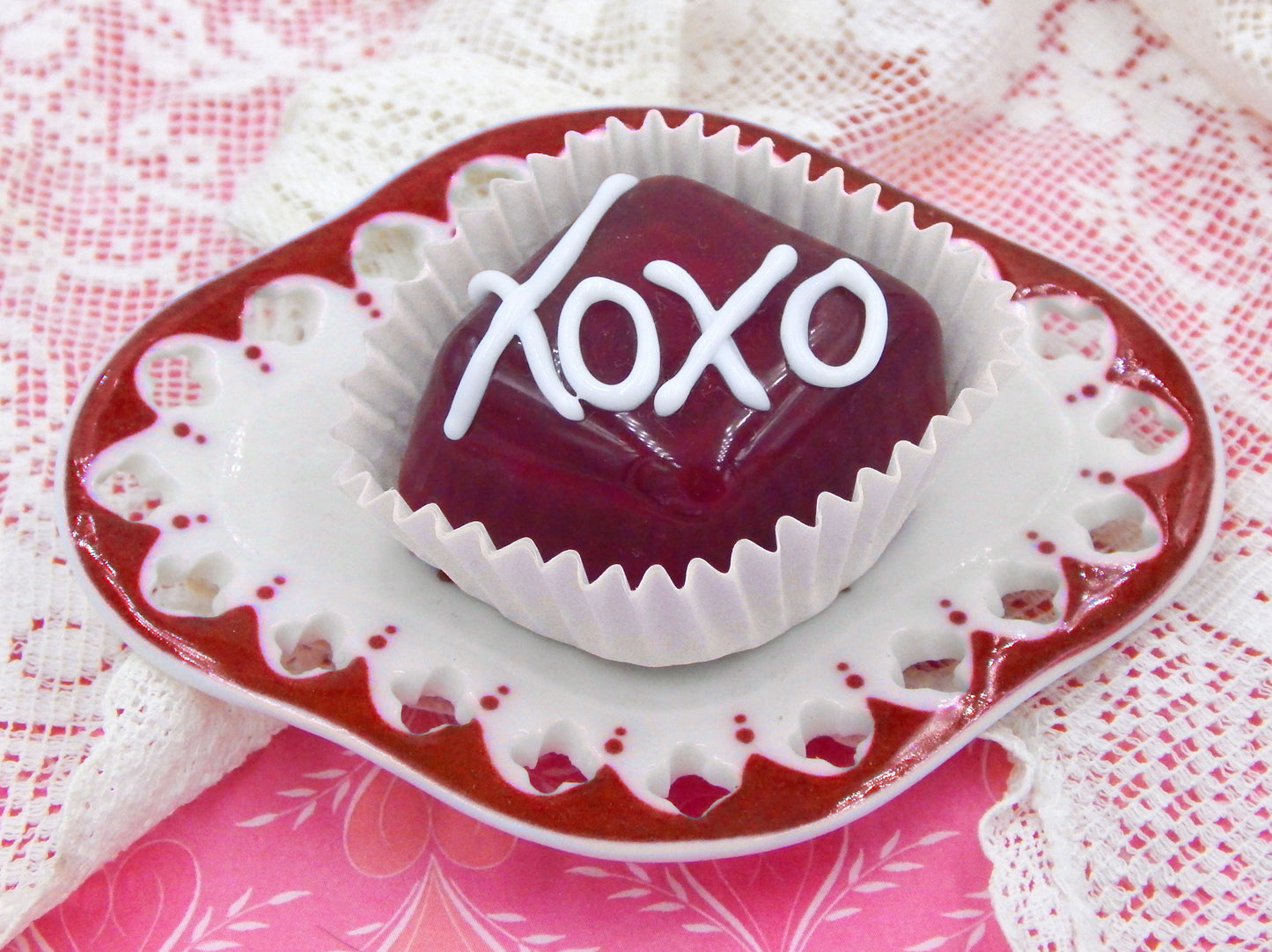 Cherry Red "XOXO" Chocolate (17-042HW)