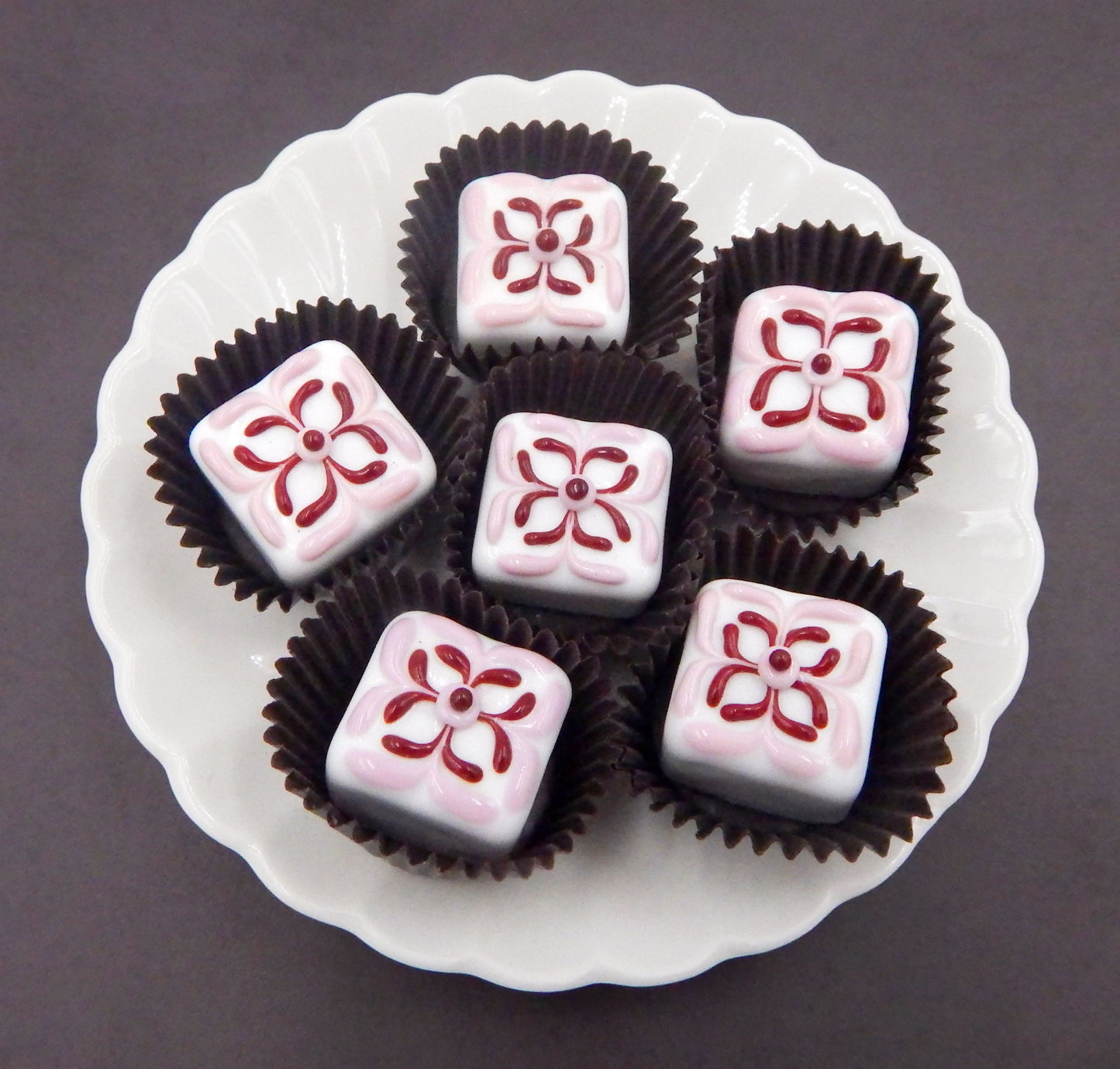 White Chocolate Treat with Strawberry & Cherry Design (18-060WSH)