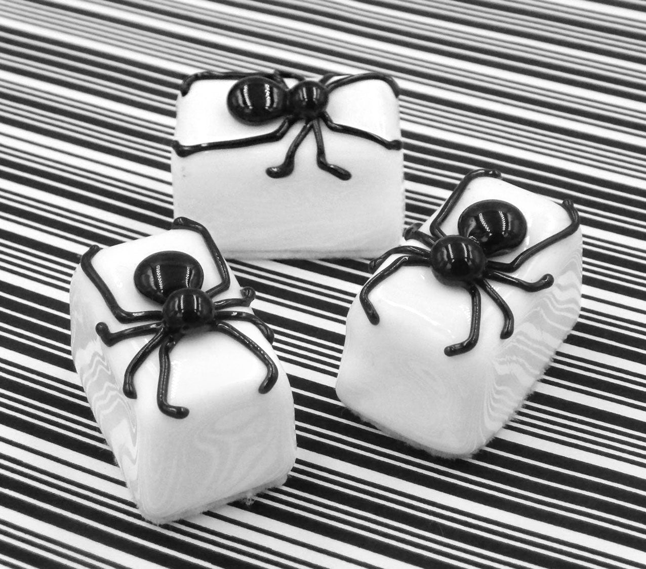 White Chocolate with Spider (25-043WK)