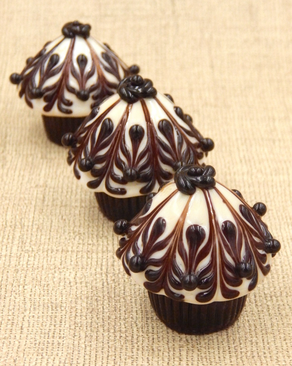 Chocolate & Vanilla Cupcake Truffle (27-301CVC)