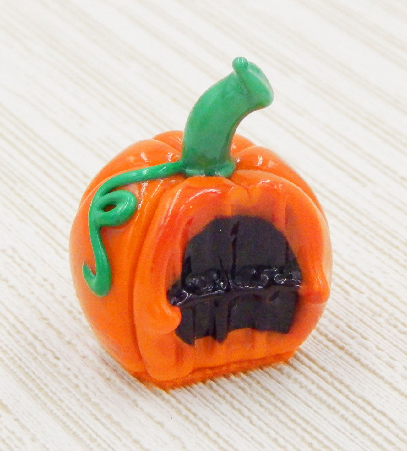 Bitten Pumpkin Treat with Dark Chocolate Filling (B25-037OC)