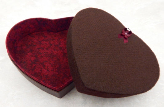 Empty Heart Box for 12 to 16 Art Glass Chocolates (BxEH16)