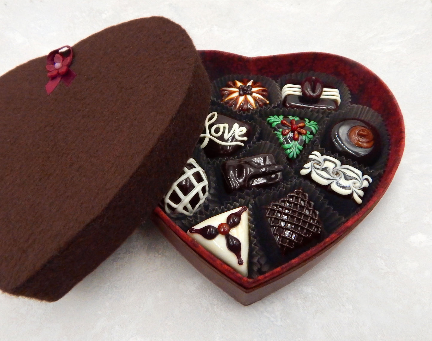 Empty Heart Box for 12 to 16 Art Glass Chocolates (BxEH16)