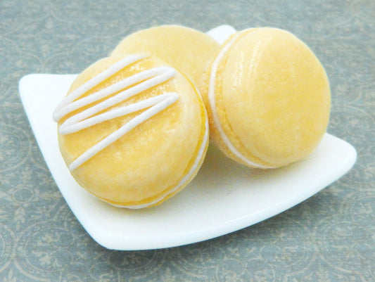 Banana Rum Macaron (MAC11-010+)