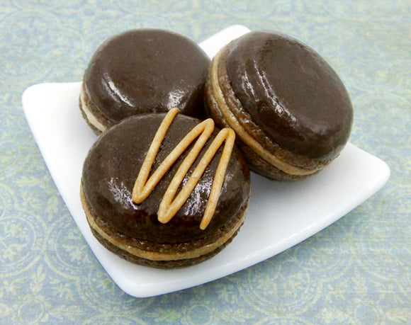 Chocolate Macaron (MAC11-040+)